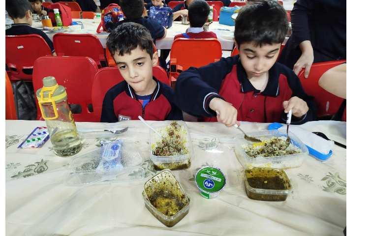 توزیع ناهار در سالن ناهارخوری 3