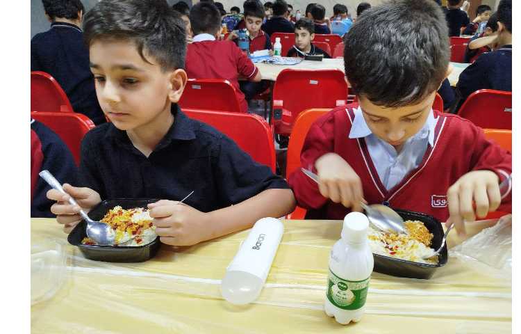 توزیع ناهار در سالن ناهارخوری 3