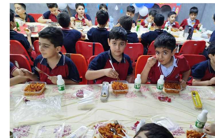 توزیع ناهار در سالن ناهارخوری 3