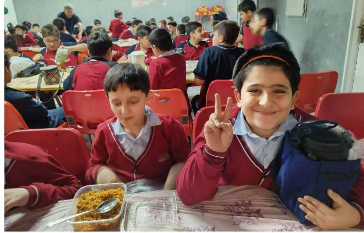 توزیع ناهار در سالن ناهارخوری 3