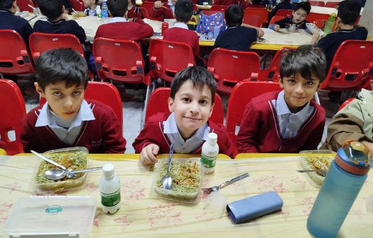 توزیع ناهار در سالن ناهارخوری 3