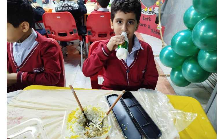 توزیع ناهار در سالن ناهارخوری 3