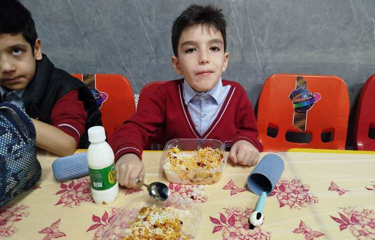 توزیع ناهار در سالن ناهارخوری 3