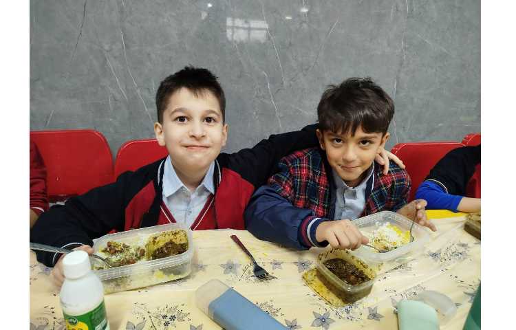 توزیع ناهار در سالن ناهارخوری 3