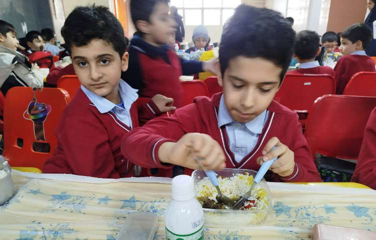 توزیع ناهار در سالن ناهارخوری 3