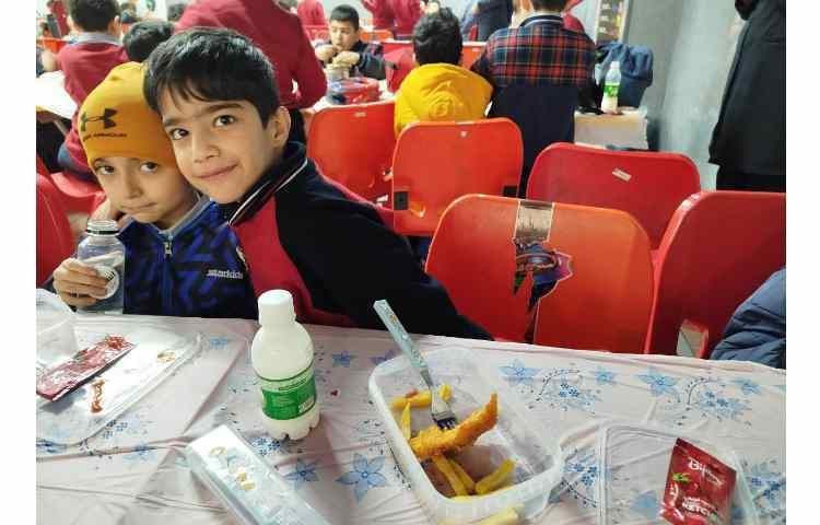 توزیع ناهار در سالن ناهارخوری 3