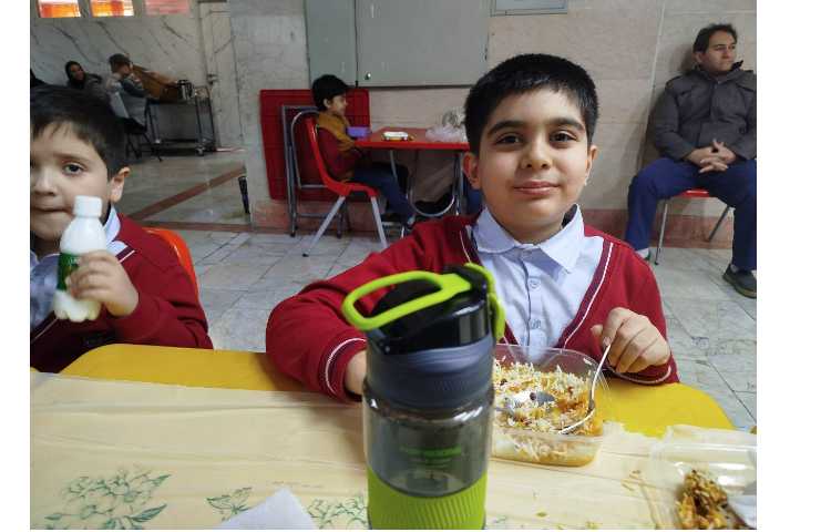 توزیع ناهار در سالن ناهارخوری 3