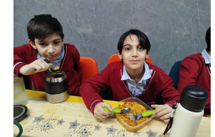 توزیع ناهار در سالن ناهارخوری 3