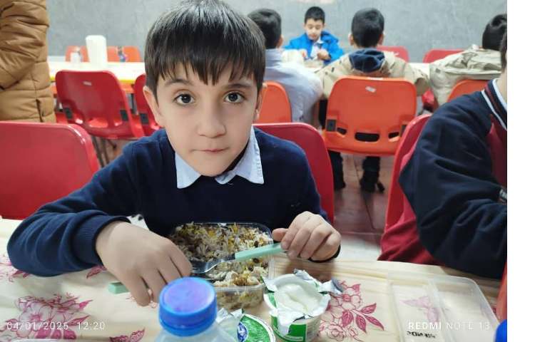 توزیع ناهار در سالن ناهارخوری 3