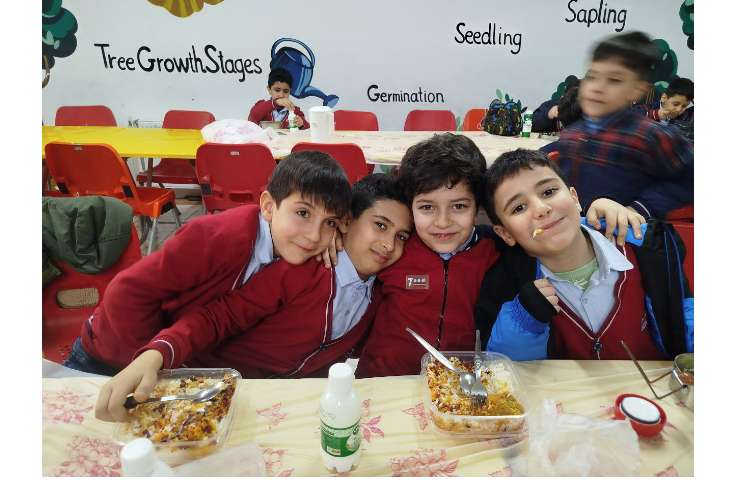 توزیع ناهار در سالن ناهارخوری 3