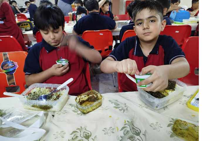 توزیع ناهار در سالن ناهارخوری 4