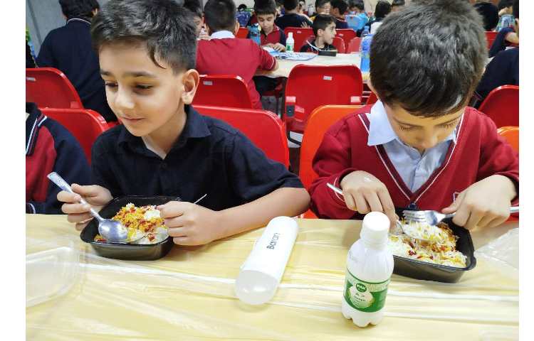 توزیع ناهار در سالن ناهارخوری 4