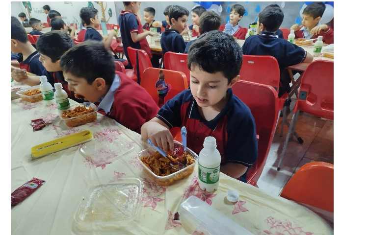 توزیع ناهار در سالن ناهارخوری 4