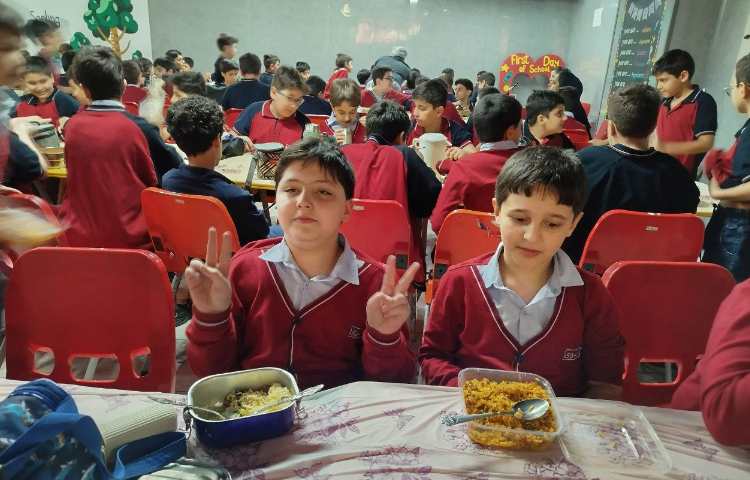 توزیع ناهار در سالن ناهارخوری 4