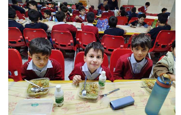 توزیع ناهار در سالن ناهارخوری 4