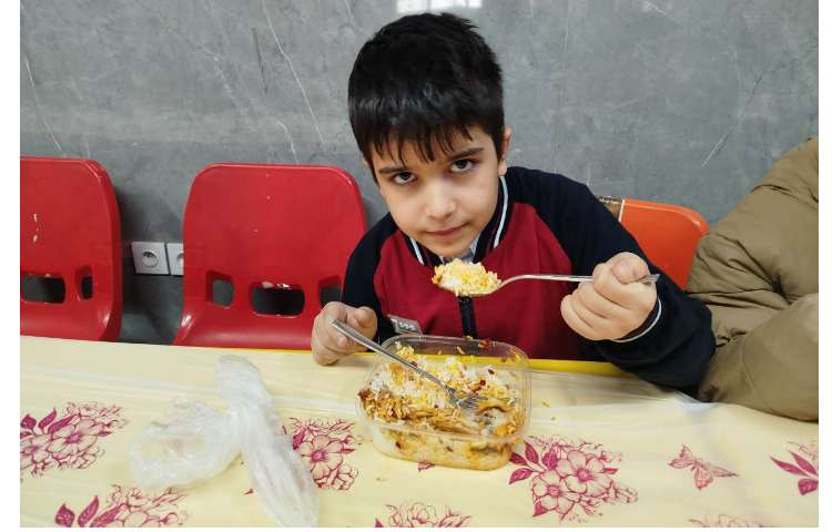 توزیع ناهار در سالن ناهارخوری 4