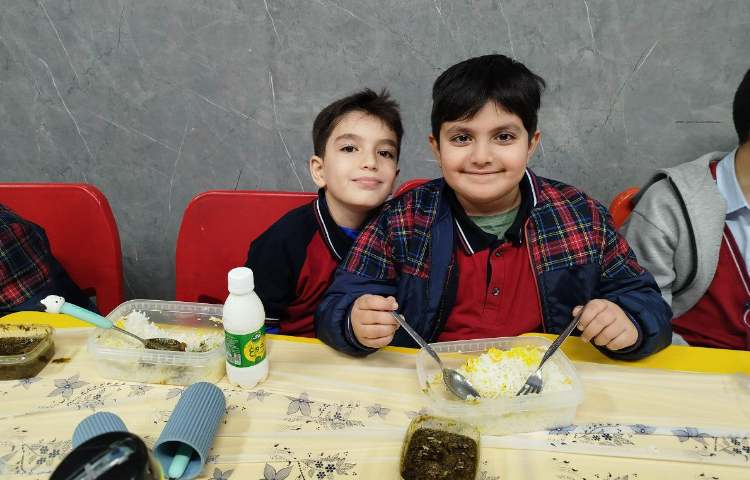 توزیع ناهار در سالن ناهارخوری 4