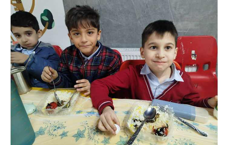 توزیع ناهار در سالن ناهارخوری 4