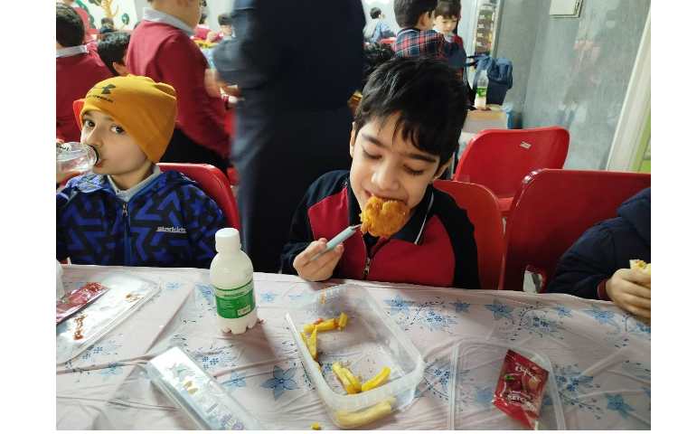 توزیع ناهار در سالن ناهارخوری 4