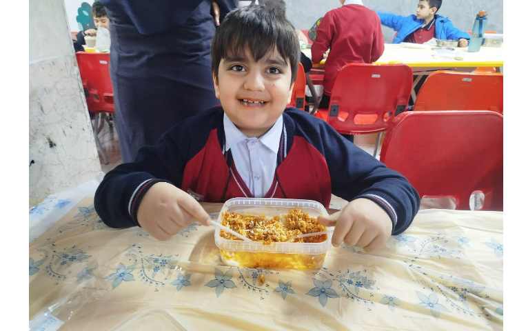 توزیع ناهار در سالن ناهارخوری 4