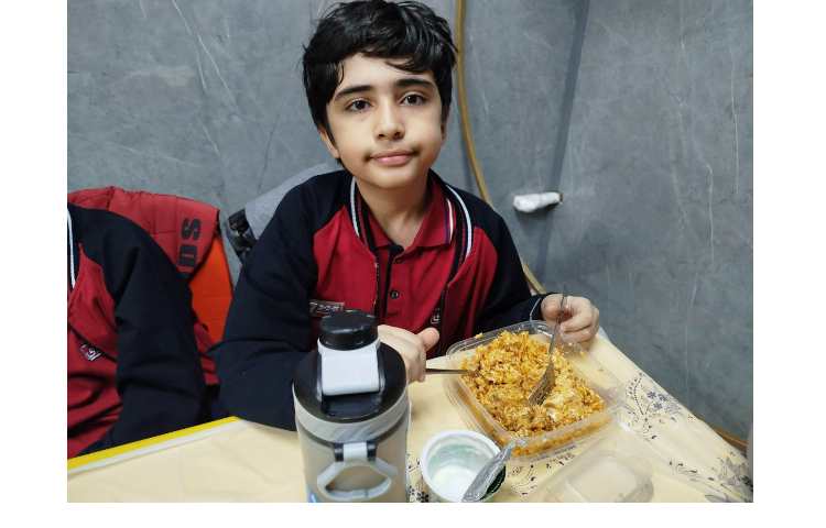 توزیع ناهار در سالن ناهارخوری 4