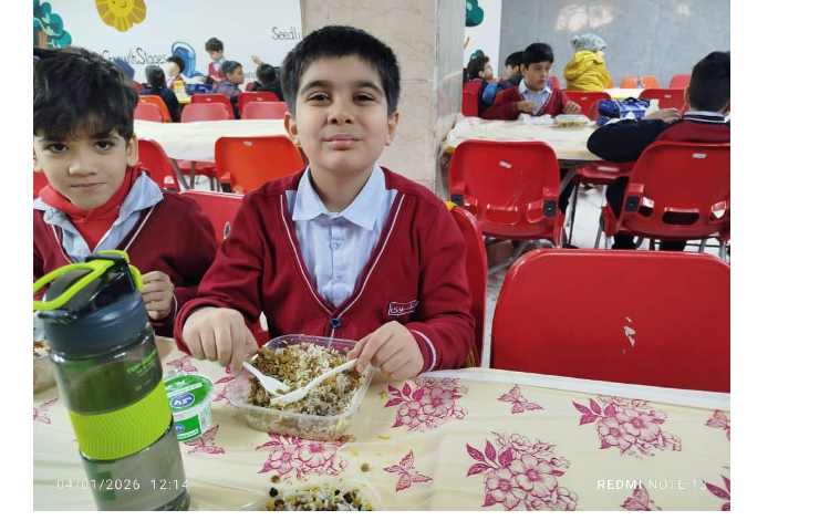 توزیع ناهار در سالن ناهارخوری 4