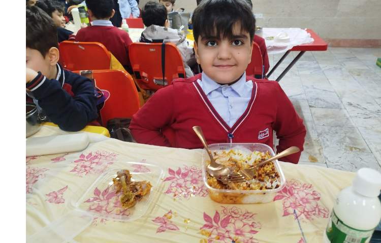 توزیع ناهار در سالن ناهارخوری 4