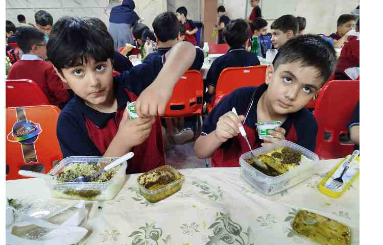 توزیع ناهار در سالن ناهارخوری 5