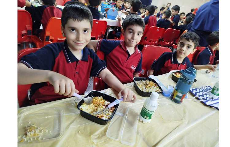 توزیع ناهار در سالن ناهارخوری 5