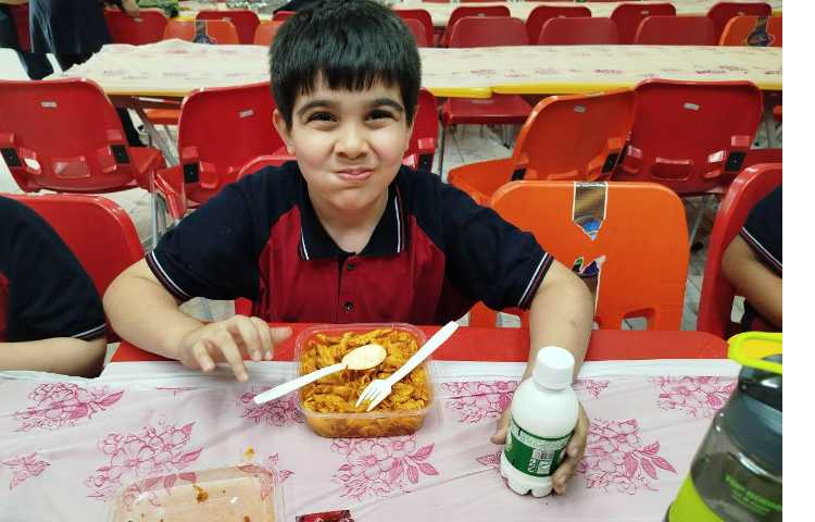 توزیع ناهار در سالن ناهارخوری 5