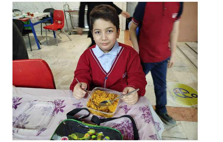 توزیع ناهار در سالن ناهارخوری 5