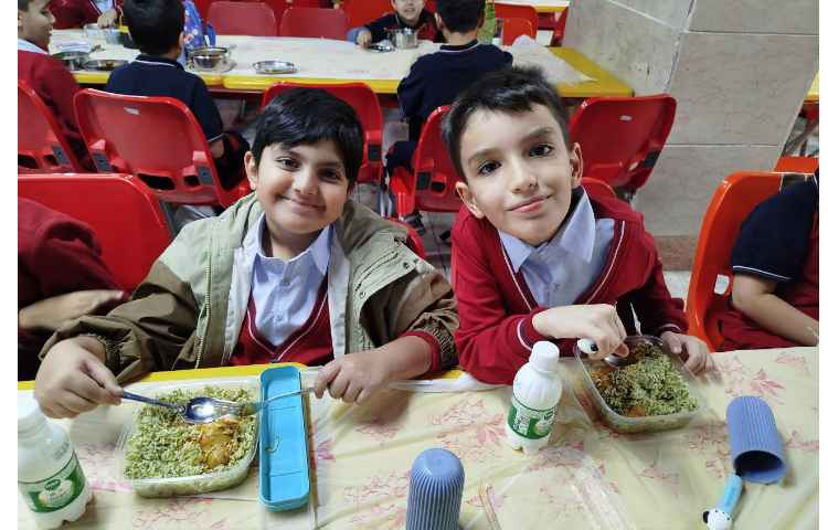 توزیع ناهار در سالن ناهارخوری 5