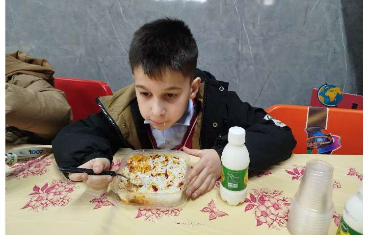 توزیع ناهار در سالن ناهارخوری 5