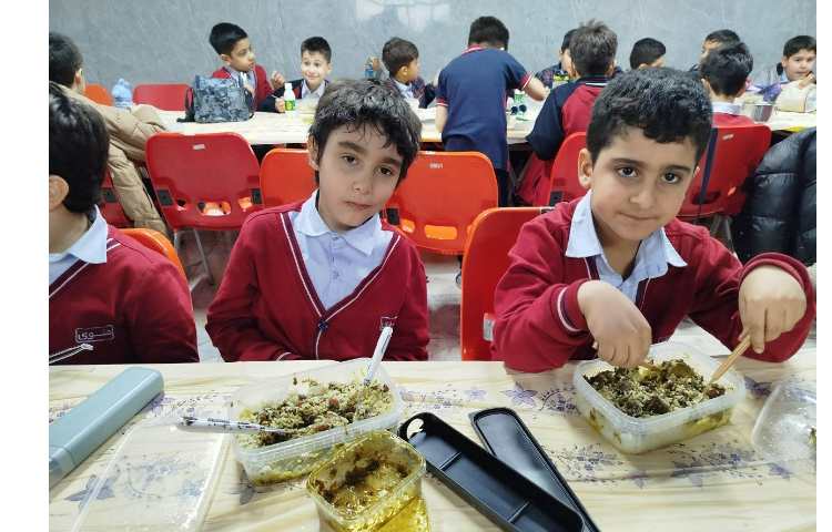 توزیع ناهار در سالن ناهارخوری 5