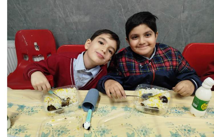 توزیع ناهار در سالن ناهارخوری 5