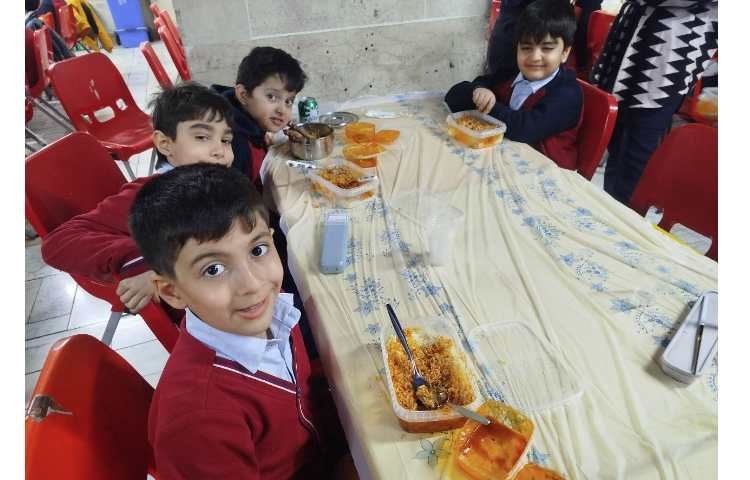 توزیع ناهار در سالن ناهارخوری 5