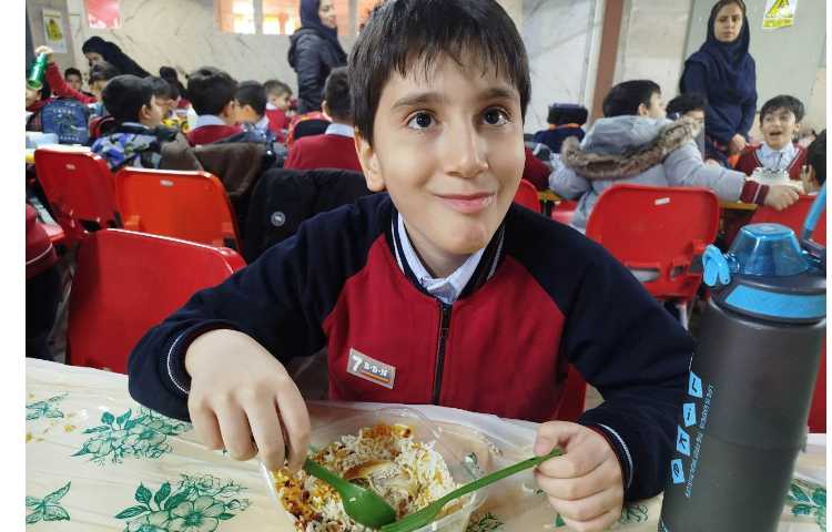 توزیع ناهار در سالن ناهارخوری 5