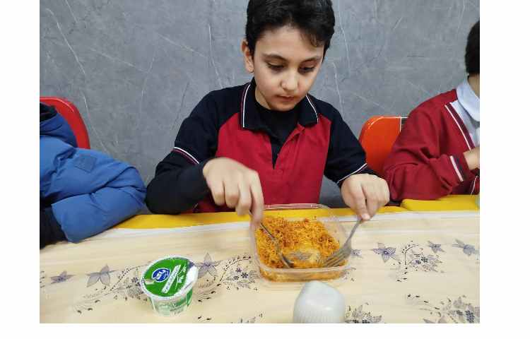 توزیع ناهار در سالن ناهارخوری 5