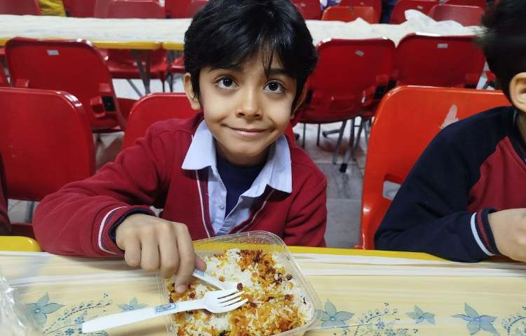 توزیع ناهار در سالن ناهارخوری 5