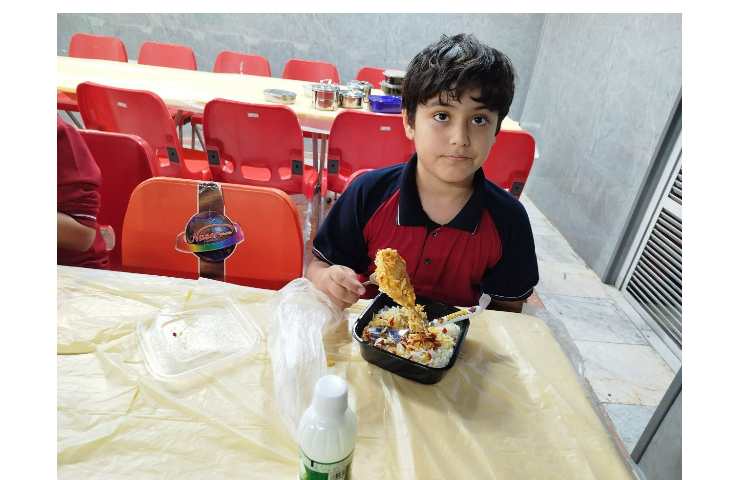 توزیع ناهار در سالن ناهارخوری 6