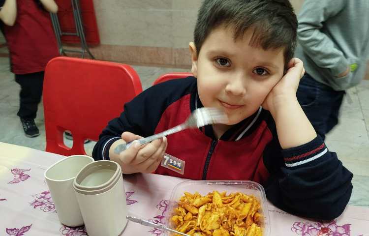 توزیع ناهار در سالن ناهارخوری 6