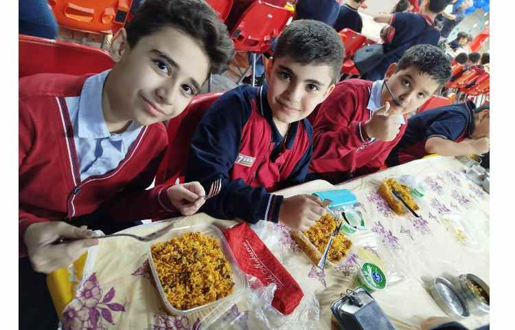 توزیع ناهار در سالن ناهارخوری 6