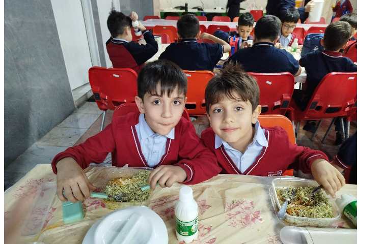 توزیع ناهار در سالن ناهارخوری 6