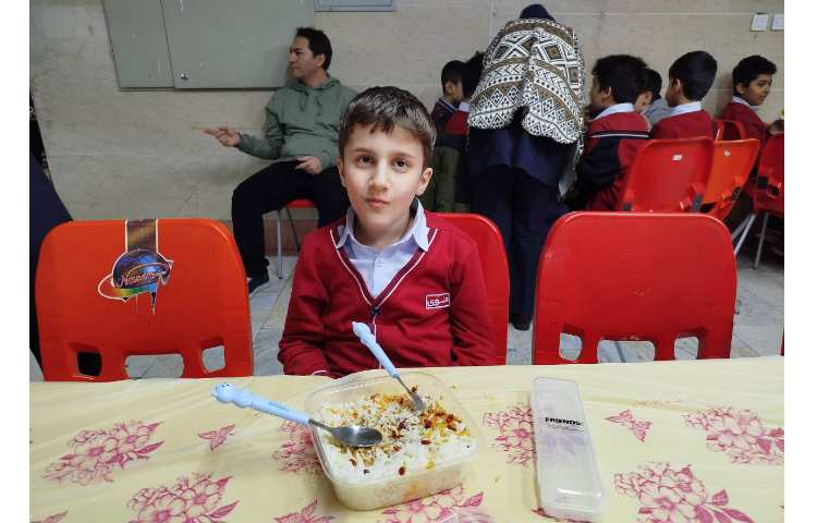 توزیع ناهار در سالن ناهارخوری 6