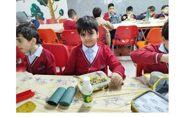 توزیع ناهار در سالن ناهارخوری 6