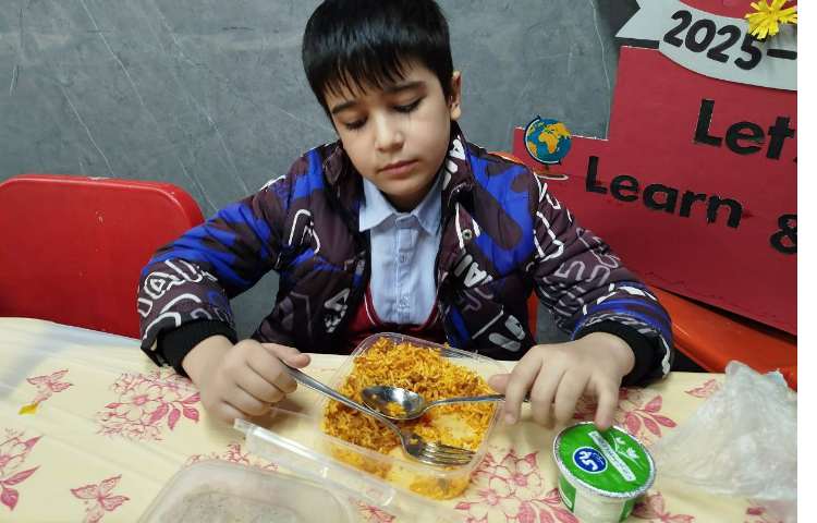 توزیع ناهار در سالن ناهارخوری 6