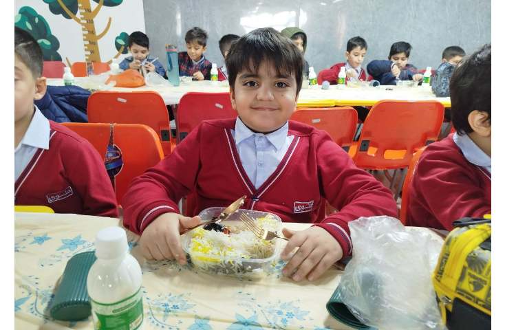 توزیع ناهار در سالن ناهارخوری 6