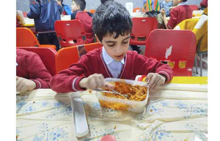 توزیع ناهار در سالن ناهارخوری 6