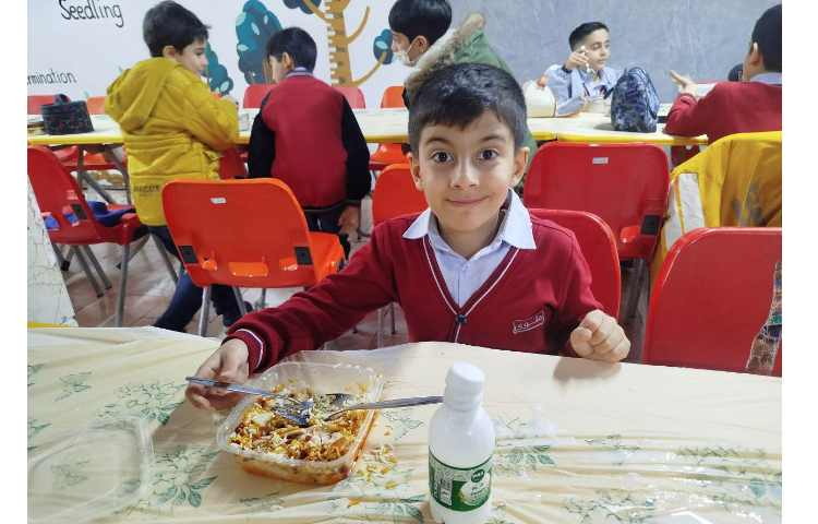 توزیع ناهار در سالن ناهارخوری 6