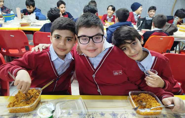 توزیع ناهار در سالن ناهارخوری 6